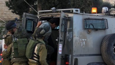 Photo of الاحتلال يعتقل فتيين من الخليل بزعم التعامل مع القسام