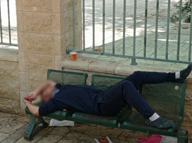 شاب مستلقي بعد تعاطيه المخدرات