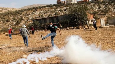Photo of إصابات بالاختناق خلال قمع الاحتلال مسيرة بيت دجن