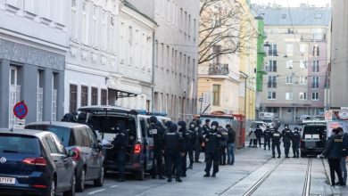 Photo of الشرطة النمساوية تداهم عشرات المراكز والمنازل استهدافا للإخوان وحماس