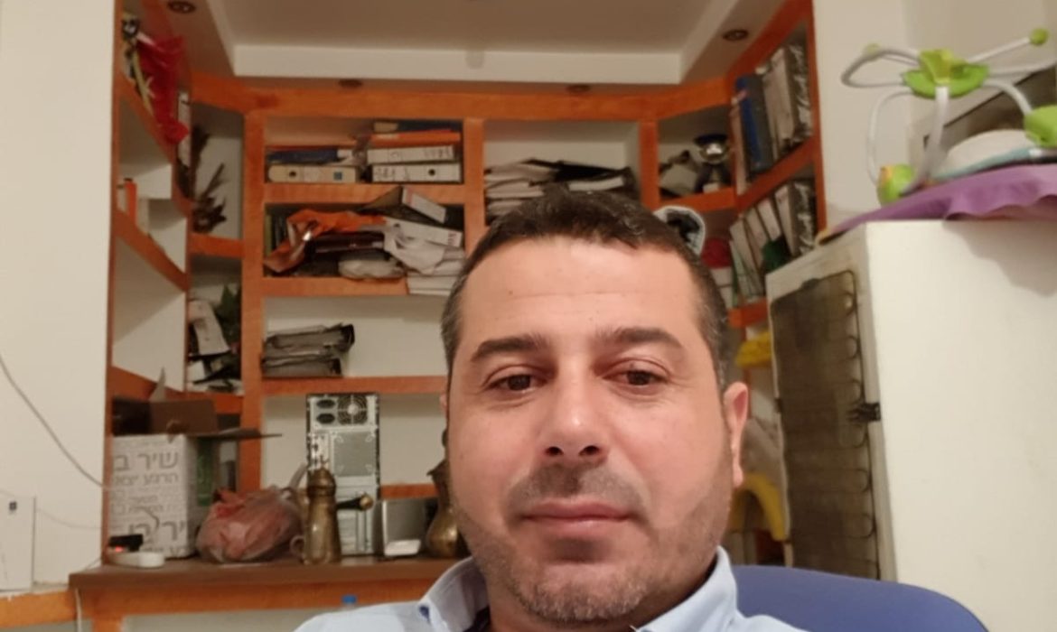 الأستاذ خليل أبو غنيم