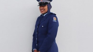 Photo of زينة.. أول شرطية في نيوزيلندا ترتدي الحجاب كجزء من زيها الرسمي