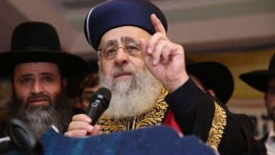 Photo of حاخام المؤسسة الإسرائيلية يصلي في دبي لسلامة العائلة الإماراتية الحاكمة