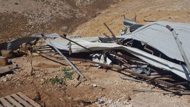 Photo of الاحتلال يهدم بركسا ويستولي على خيمة في المغير