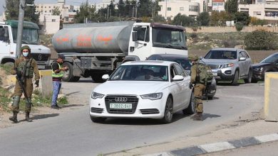 Photo of حواجز عسكرية تمنع المواطنين من الوصول لأعمالهم بالخليل