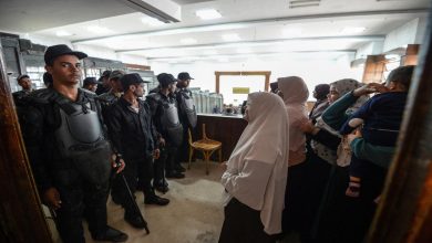 Photo of تمسك بالأمل رغم غياب العدل… رجاء أسر المعتقلين في مصر