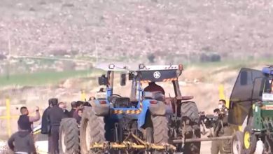 Photo of سكان قرية فلسطينية يدخلون أرضهم لأول مرة منذ 46 عاما