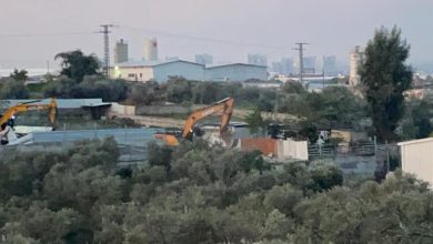 Photo of بحجة عدم الترخيص: هدم مبنى ضخم وجدار في كفر برا