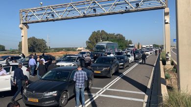 Photo of قافلة سيارات احتجاجية ضد العنف والجريمة باتجاه القدس تغلق شارع 6 وتعرقل حركة المرور