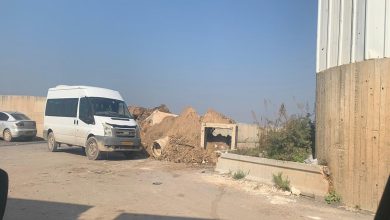 Photo of الشرطة تزيل الحواجز وتفتح الطريق لبيوت عربية في اللد