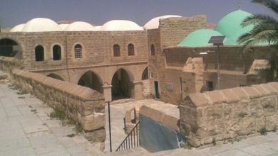 Photo of مستوطنون مسلحون يقتحمون مسجد مقام النبي موسى