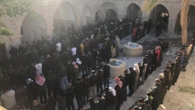 Photo of مئات الفلسطينيين يؤدون صلاة العصر في مقام النبي موسى