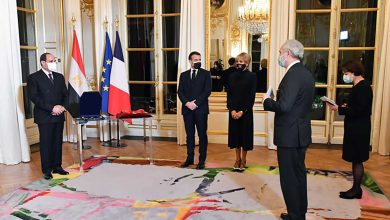 Photo of ماكرون يكرم السيسي في غياب من الإعلام