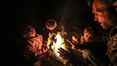 Photo of إدلب.. 3 أخوة يجمعون الكرتون نهارا ليستدفئوا ليلا