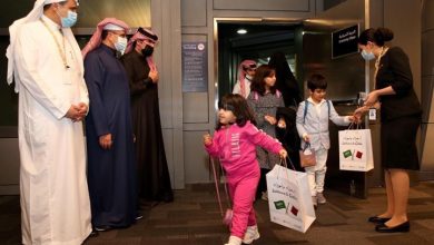 Photo of هدايا وترحيب بأول طائرة سعودية تحط بالدوحة منذ 2017