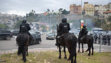 Photo of معتقلو تظاهرة أم الفحم يخضعون للتحقيق ورئيس البلدية يعد بالإفراج عنهم