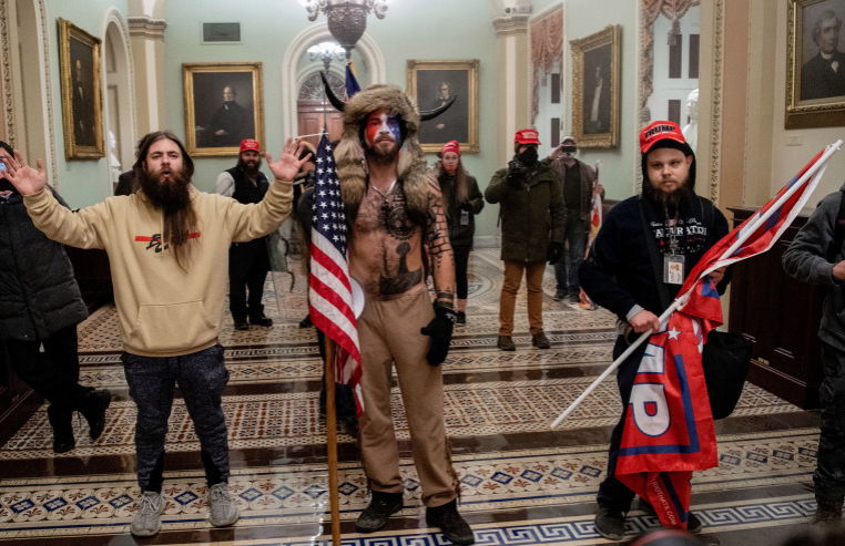 Photo of اعتقال مسؤول على صلة بأحداث الكونغرس وترقّب لعفو رئاسي عن متورطين فيها