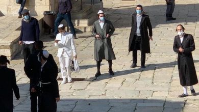 Photo of عشرات المستوطنين وطلبة المعاهد الدينية يقتحمون باحات الأقصى
