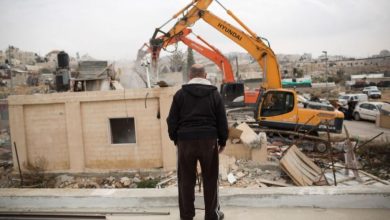 Photo of بلدية الاحتلال تجبر مقدسيين على هدم منزل ومحل تجاري
