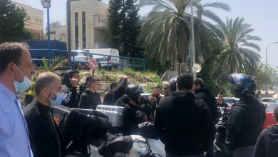 Photo of أم الفحم: سائقو الإرساليات يتظاهرون أمام مركز الشرطة احتجاجًا على المخالفات التعسفية بحقهم