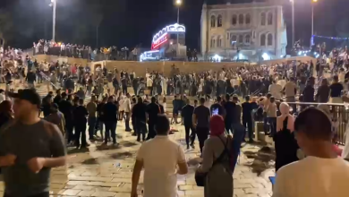 Photo of الشرطة الاسرائيلية ترضخ للغضب الشعبي وتزيل الحواجز من باب العامود