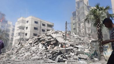 Photo of تدمير بناية سكنية في حي الرمال وتسويتها بالأرض
