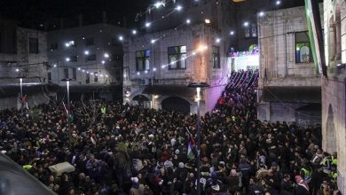 Photo of الآلاف بالضفة يهتفون للمقاومة مع بدء الإضراب العام