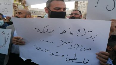 Photo of نشطاء فلسطينيون يقيدون أنفسهم بالسلاسل ويكممون أفواههم رفضا لتأجيل الانتخابات