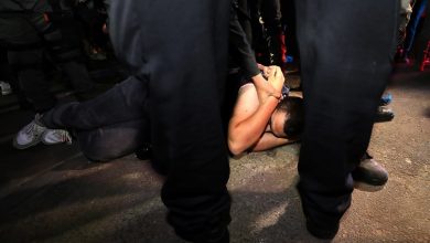 Photo of الاحتلال يقمع المعتصمين في الشيخ جراح.. إصابات واعتقالات