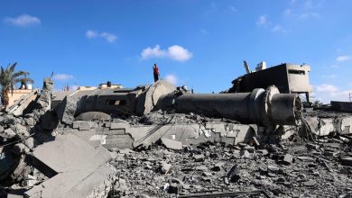 Photo of عائلة من “خان يونس” تنجو من مجزرة بعد قصف منزلها