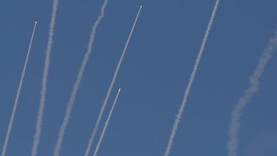 Photo of قتيلان واصابات في اوسع رشقة صاروخية حتى الان