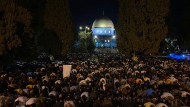 Photo of الآلاف يؤدون صلاة الفجر في الأقصى بعد انسحاب الاحتلال منه