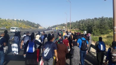 Photo of شرطة الاحتلال تتراجع وتفتح الطريق أمام حافلات المتوجهين إلى المسجد الأقصى