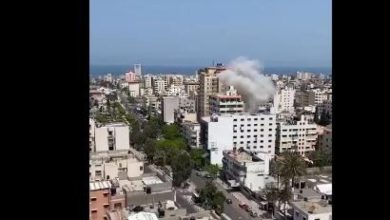 Photo of غزة: شهيدان و8 إصابات في قصف شقة في أحد الأبراج بحي الرمال