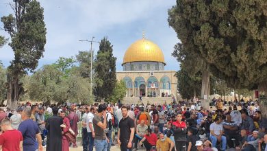 Photo of رغم التضييقات: عشرات الالاف يتوافدون لاداء الجمعة اليتيمة في الاقصى