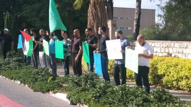 Photo of وقفة احتجاجية قرب مسجد ومقبرة الاستقلال اثر الاعتداء وحريق المقبرة بالامس