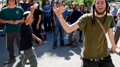 Photo of مستوطنون يعتدون على منازل الفلسطينيين في الخليل