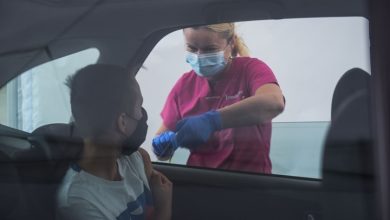 Photo of خمس سكان العالم تلقوا جرعة من اللقاح.. وإغلاقات جديدة