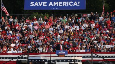 Photo of ترامب يقيم أول تجمع جماهيري له منذ خسارة الانتخابات