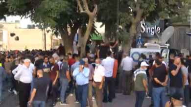 Photo of كشف هوية ضباط شاركوا بقمع الاحتجاج على اغتيال نزار بنات