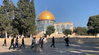 Photo of عشرات المستوطنين يقتحمون الأقصى بحماية قوات الاحتلال