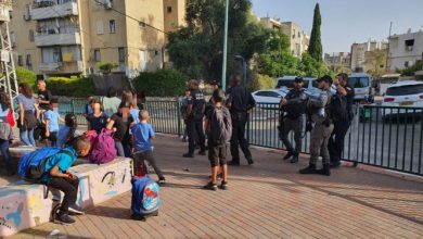 Photo of اللد: رئيس البلدية وقطعان مستوطنين  يقتحمون مدرسة عربية بحماية الشرطة