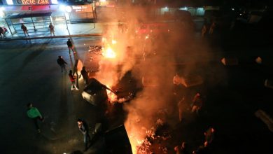 Photo of اشتباكات بين الجيش اللبناني ومحتجين.. المتظاهرون قطعوا طرقاً رئيسية واقتحموا فرع مصرف لبنان في صيدا