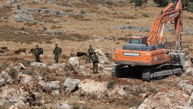 Photo of الاحتلال يُخطر بهدم محالّ تجارية ويصادر جرافة جنوب جنين