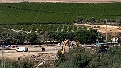 Photo of هدم معرش لتجميع السيارات وإبادة أشجار زيتون في مدينة رهط