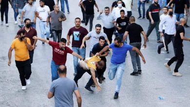 Photo of إصابات بسحل عناصر أمنية بلباس مدني لمشاركين بمسيرة منددة باغتيال بنات برام الله