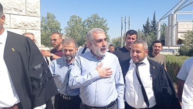 Photo of الشيخ كمال خطيب يخرج من سجنه متجها إلى قرية العزير