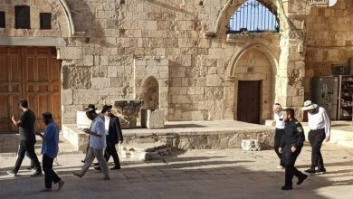 Photo of مستوطنون يقتحمون الأقصى بحراسة شرطة الاحتلال