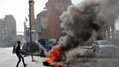 Photo of لبنان.. إصابة جنديين بانفجار قنبلة أثناء احتجاجات بطرابلس