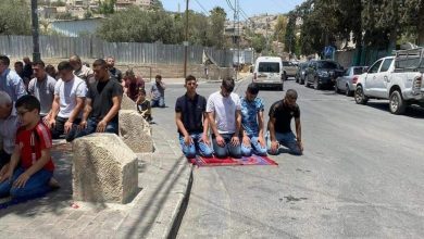 Photo of أهالي سلوان يؤدون صلاة الظهر في عين اللوزة احتجاجًا على قرارات الهدم